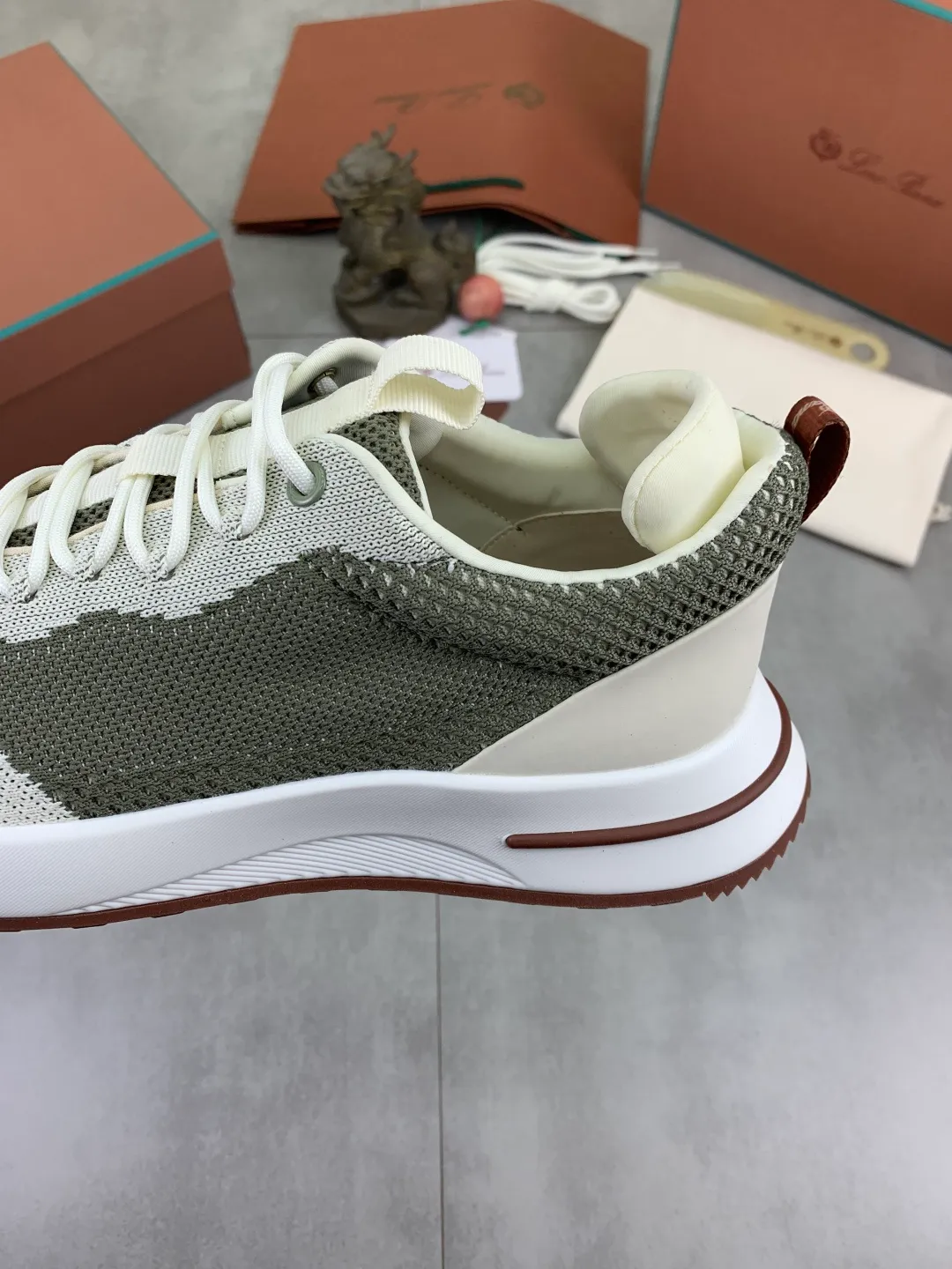 Men's men's shoes 💰P542 New style 💰High quality The latest casual shoes Loro Piana 💯Top grade💯Buy the original copy💯 Founded the existing Loro Piana company on April 24, 1924. The family has been operating for the sixth generation, providing top quality products to customers who are discerning in taste and quality. Imported original fly woven fabrics with cowhide fabric, plain calfskin lining, hand-stitched threads with cowhide feet, original packaging, high-end outsole, size: 38-46, multiple colors available, complete package